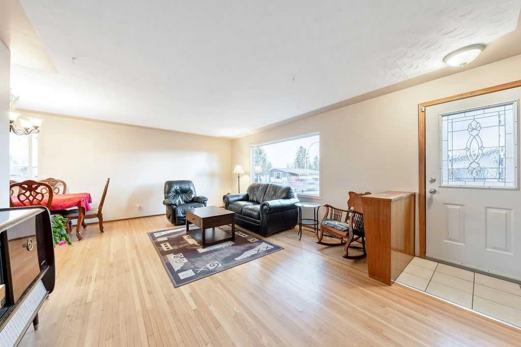 9136 Allison Drive Se, Calgary, AB - Indoor Photo Showing Living Room