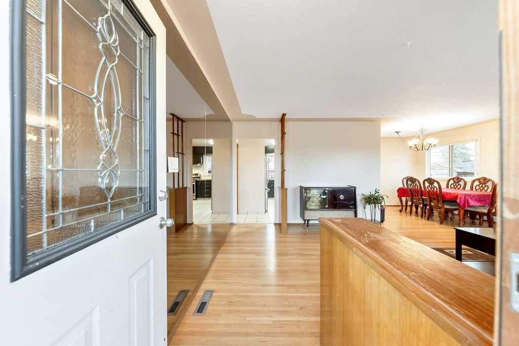 9136 Allison Drive Se, Calgary, AB - Indoor