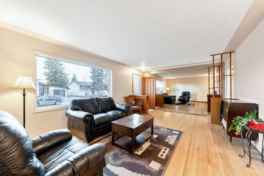 9136 Allison Drive Se, Calgary, AB - Indoor Photo Showing Living Room