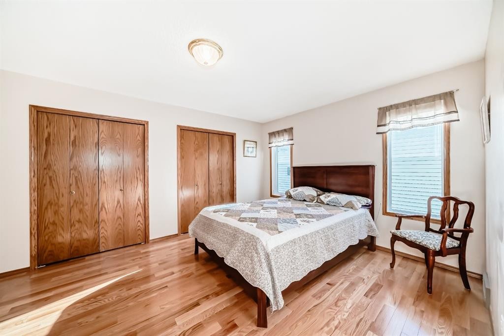 32 West Mackay Crescent, Cochrane, AB - Indoor Photo Showing Bedroom