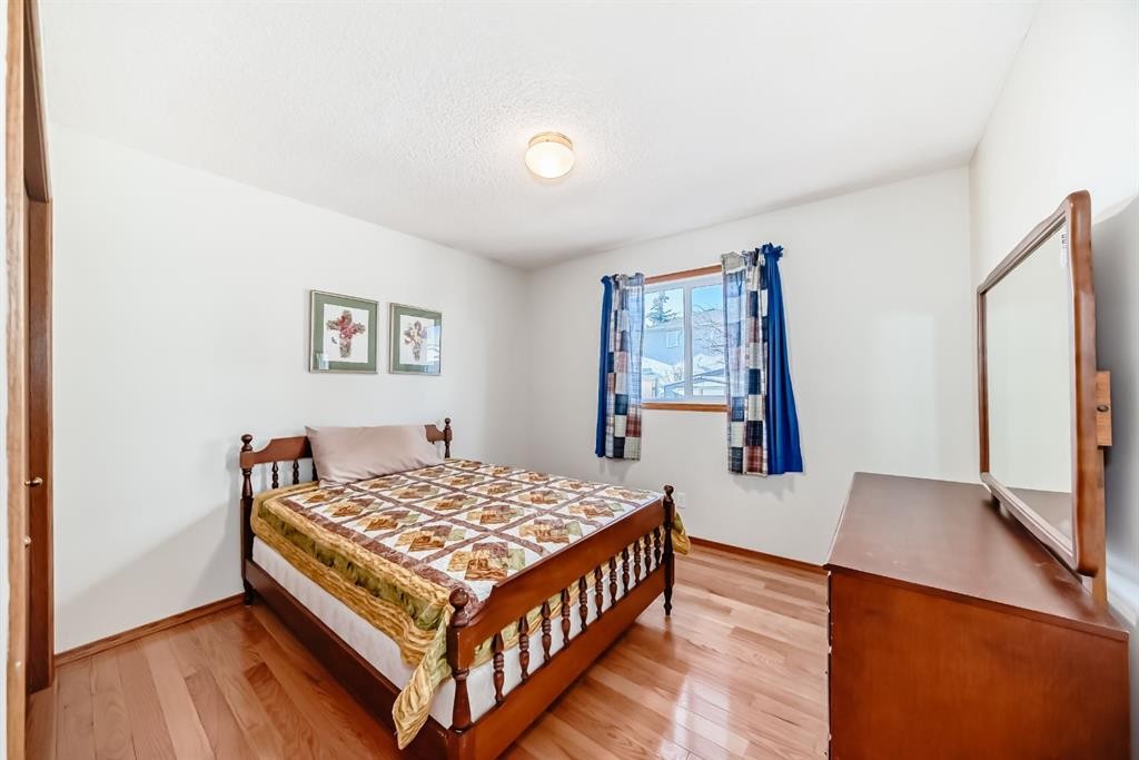 32 West Mackay Crescent, Cochrane, AB - Indoor Photo Showing Bedroom