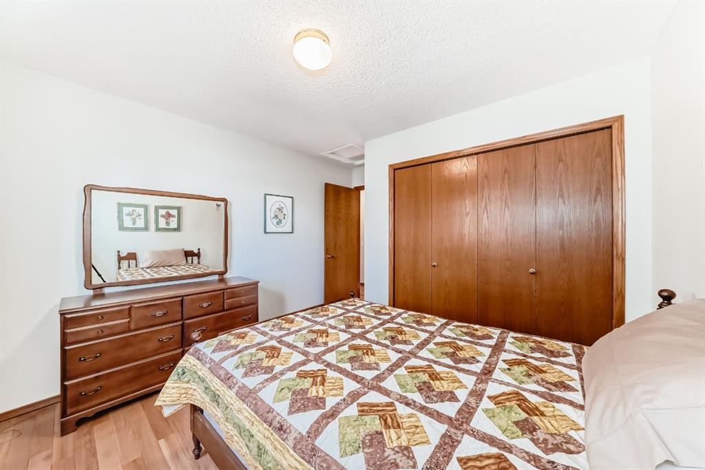 32 West Mackay Crescent, Cochrane, AB - Indoor Photo Showing Bedroom