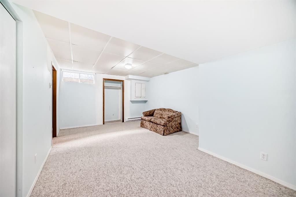 32 West Mackay Crescent, Cochrane, AB - Indoor Photo Showing Other Room