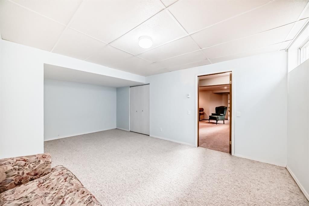 32 West Mackay Crescent, Cochrane, AB - Indoor Photo Showing Other Room
