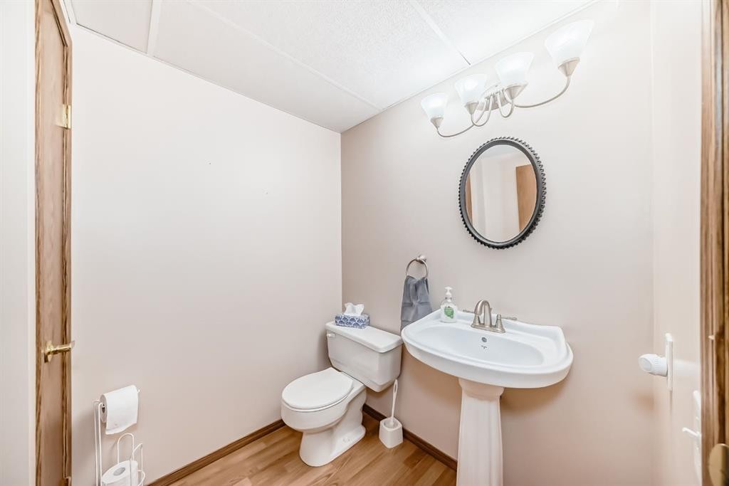 32 West Mackay Crescent, Cochrane, AB - Indoor Photo Showing Bathroom