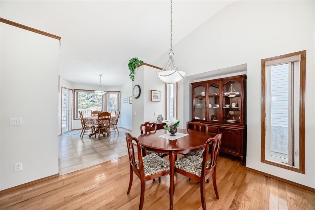 32 West Mackay Crescent, Cochrane, AB - Indoor Photo Showing Dining Room