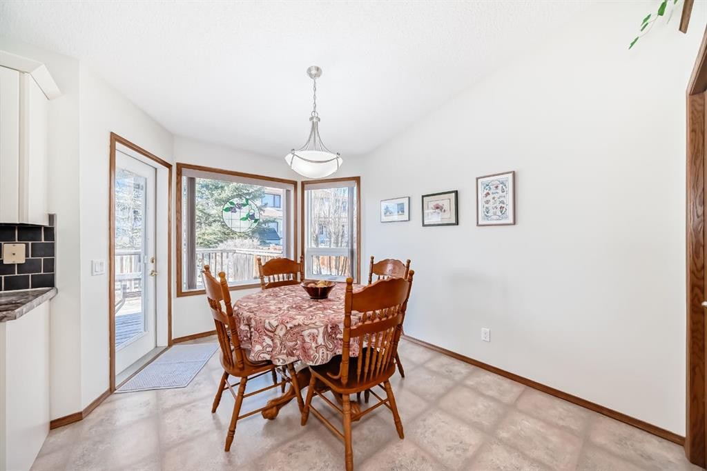32 West Mackay Crescent, Cochrane, AB - Indoor Photo Showing Dining Room