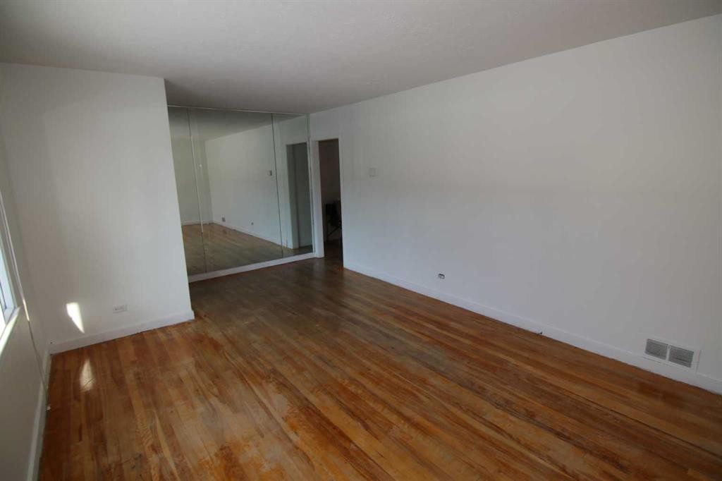 4008 2 Street Nw, Calgary, AB - Indoor Photo Showing Other Room
