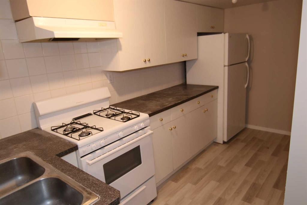 4008 2 Street Nw, Calgary, AB - Indoor Photo Showing Kitchen