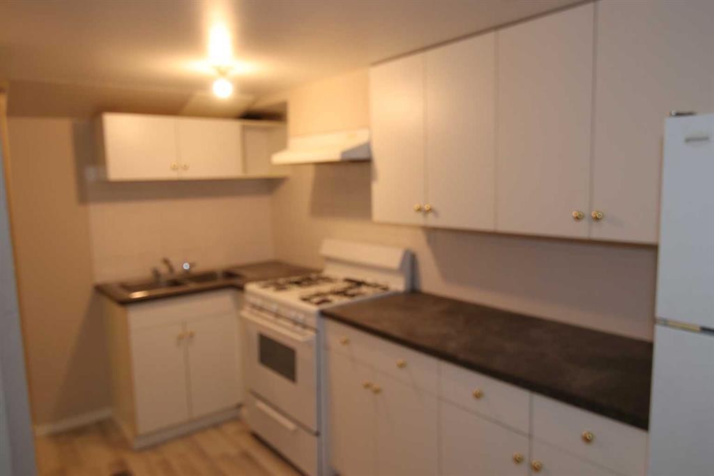 4008 2 Street Nw, Calgary, AB - Indoor Photo Showing Kitchen