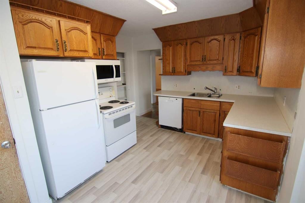 4008 2 Street Nw, Calgary, AB - Indoor Photo Showing Kitchen