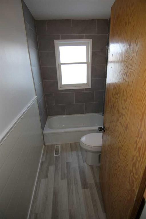 4008 2 Street Nw, Calgary, AB - Indoor Photo Showing Bathroom