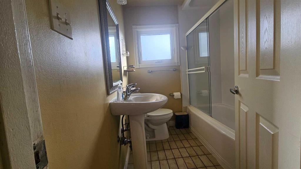 4 Clarendon Road Nw, Calgary, AB - Indoor Photo Showing Bathroom