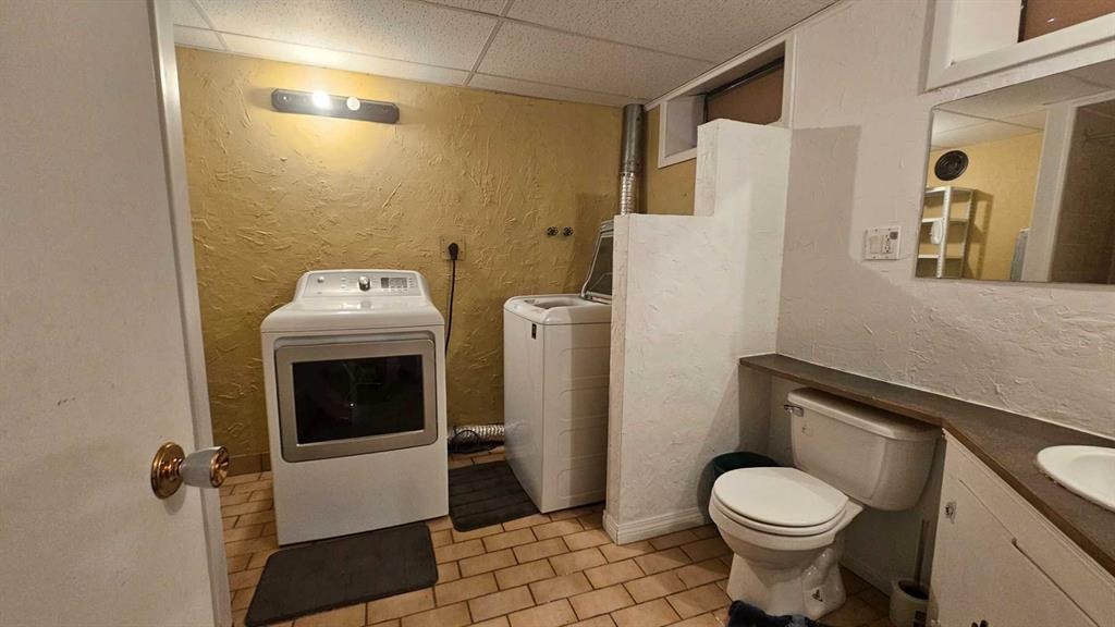 4 Clarendon Road Nw, Calgary, AB - Indoor Photo Showing Laundry Room