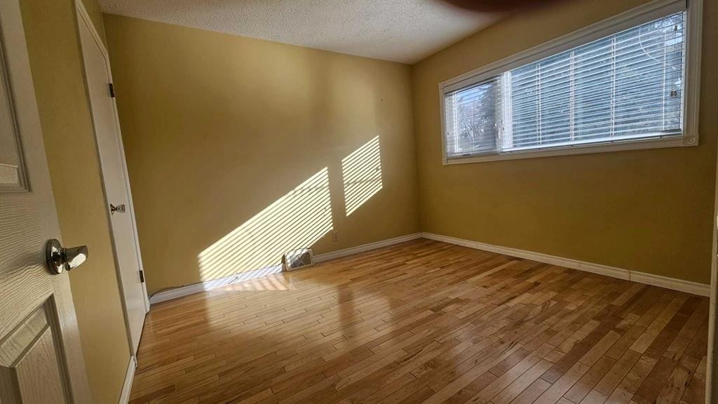 4 Clarendon Road Nw, Calgary, AB - Indoor Photo Showing Other Room