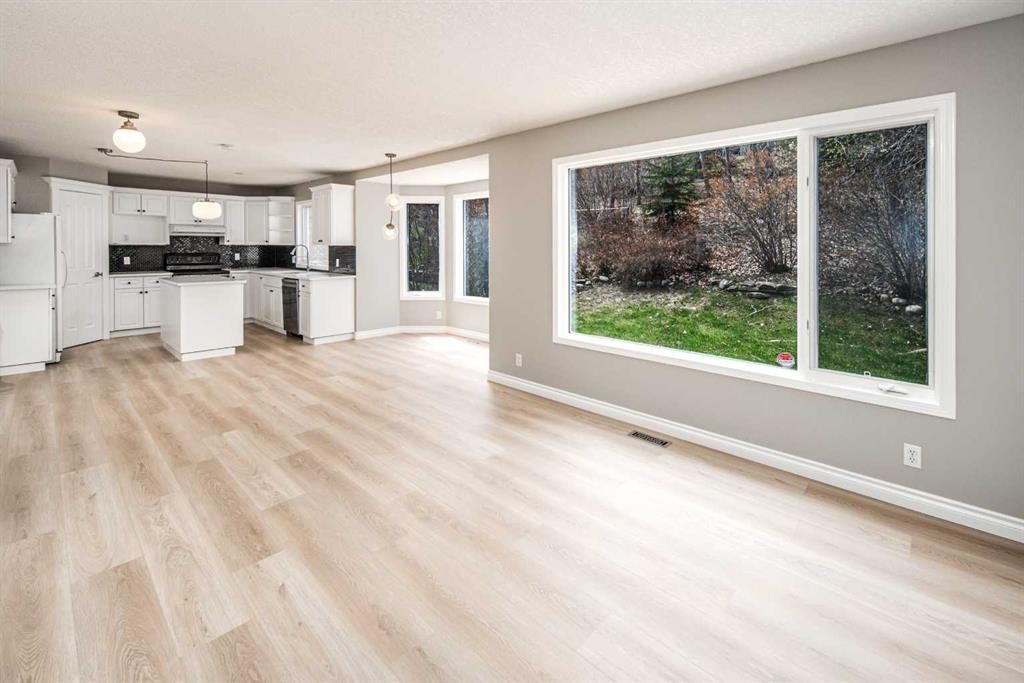 79 Hamptons Heights Nw, Calgary, AB - Indoor Photo Showing Kitchen