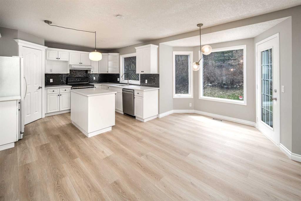 79 Hamptons Heights Nw, Calgary, AB - Indoor Photo Showing Kitchen
