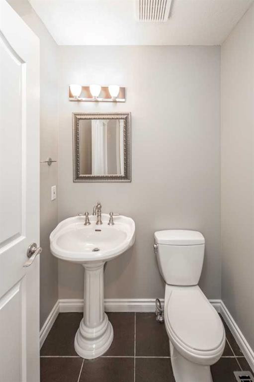 79 Hamptons Heights Nw, Calgary, AB - Indoor Photo Showing Bathroom