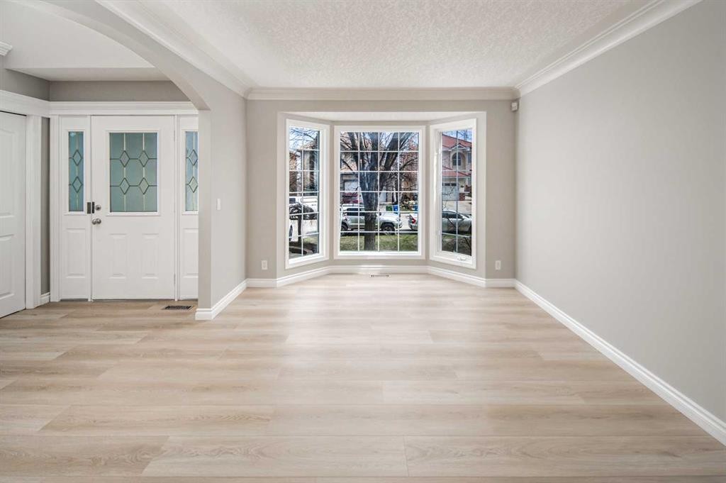 79 Hamptons Heights Nw, Calgary, AB - Indoor Photo Showing Other Room