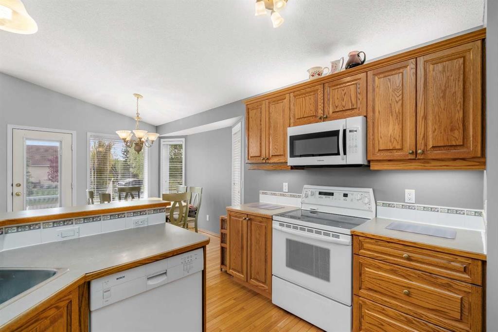 310 Riverside Garden Nw, High River, AB - Indoor Photo Showing Kitchen