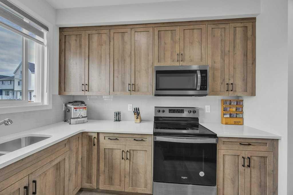 1612 Rangeview Drive Se, Calgary, AB - Indoor Photo Showing Kitchen
