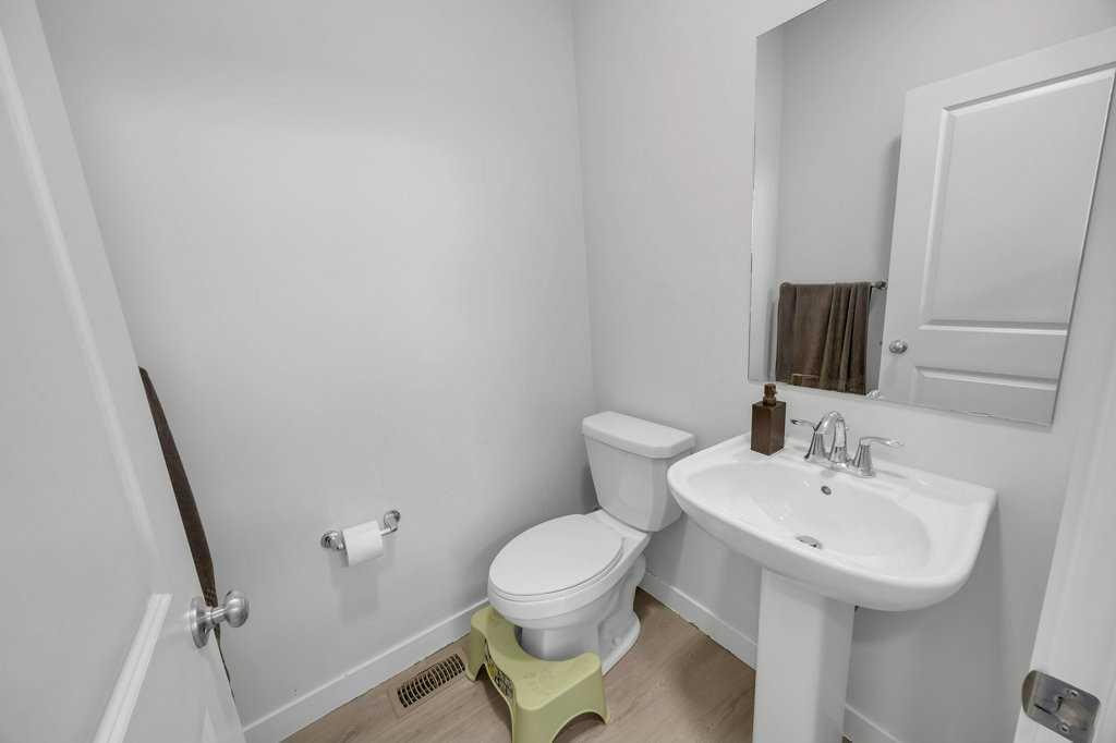 1612 Rangeview Drive Se, Calgary, AB - Indoor Photo Showing Bathroom