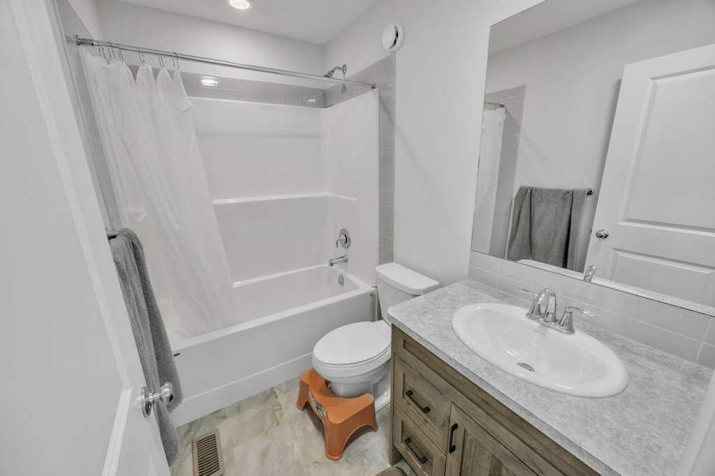 1612 Rangeview Drive Se, Calgary, AB - Indoor Photo Showing Bathroom