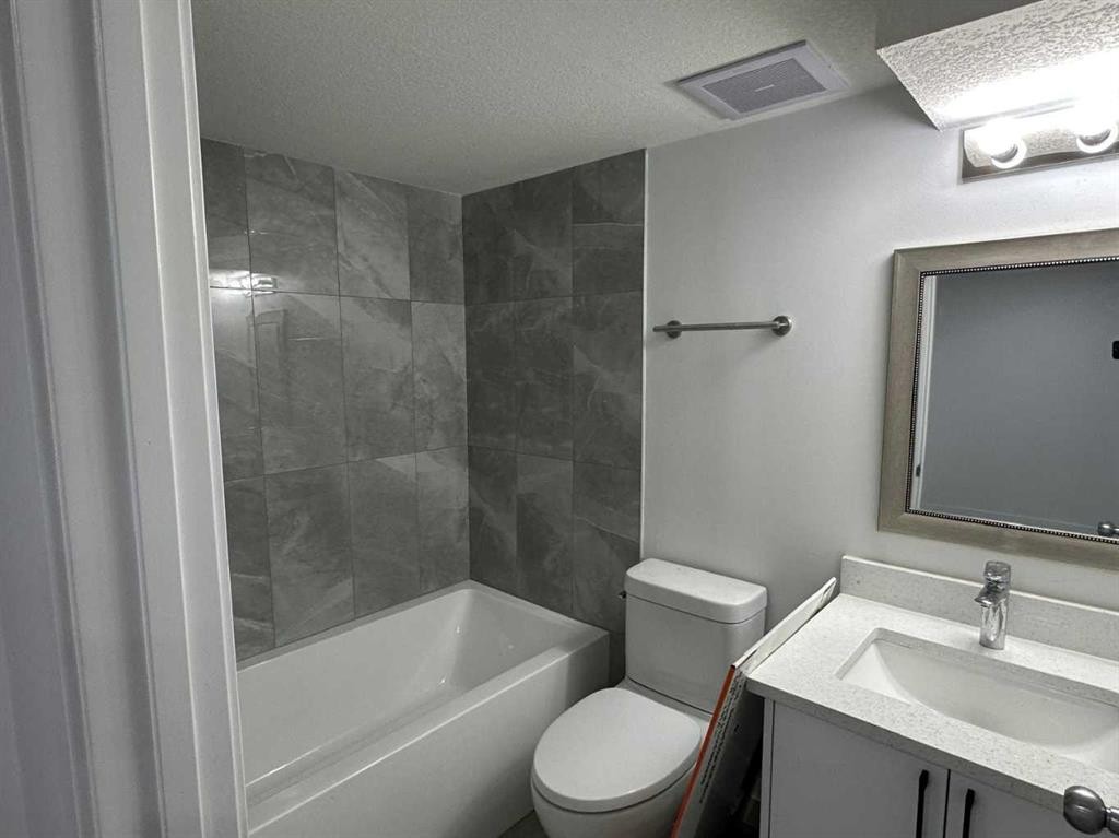 1612 Rangeview Drive Se, Calgary, AB - Indoor Photo Showing Bathroom