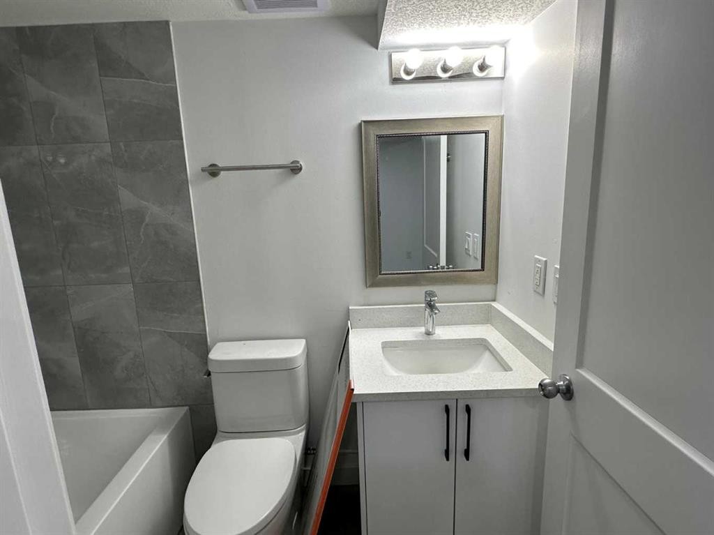 1612 Rangeview Drive Se, Calgary, AB - Indoor Photo Showing Bathroom