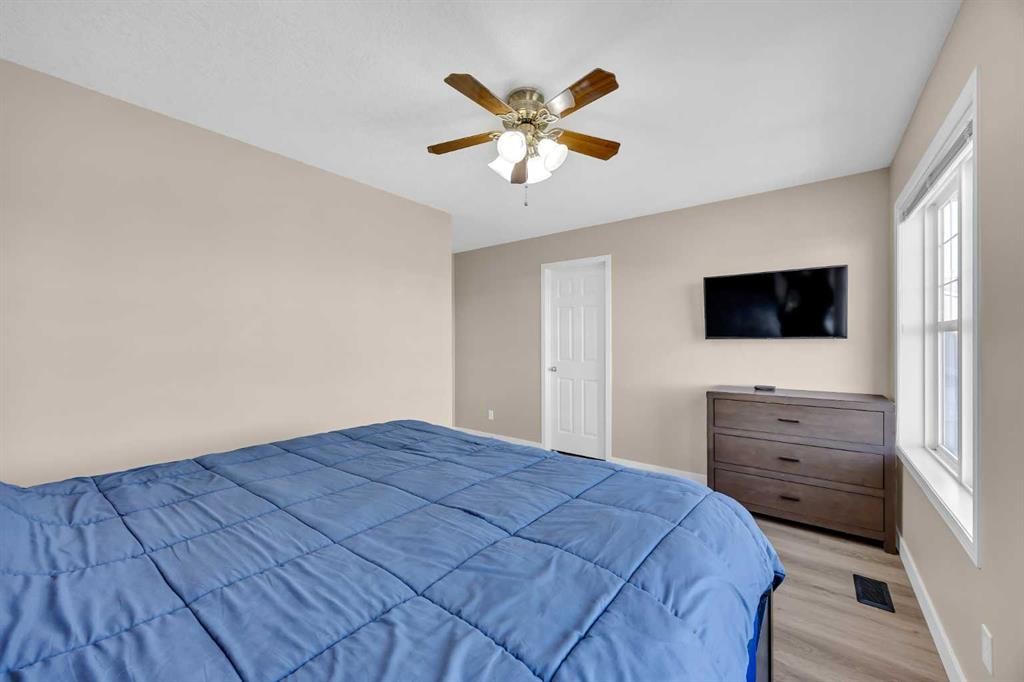 71 Eversyde Heath Sw, Calgary, AB - Indoor Photo Showing Bedroom