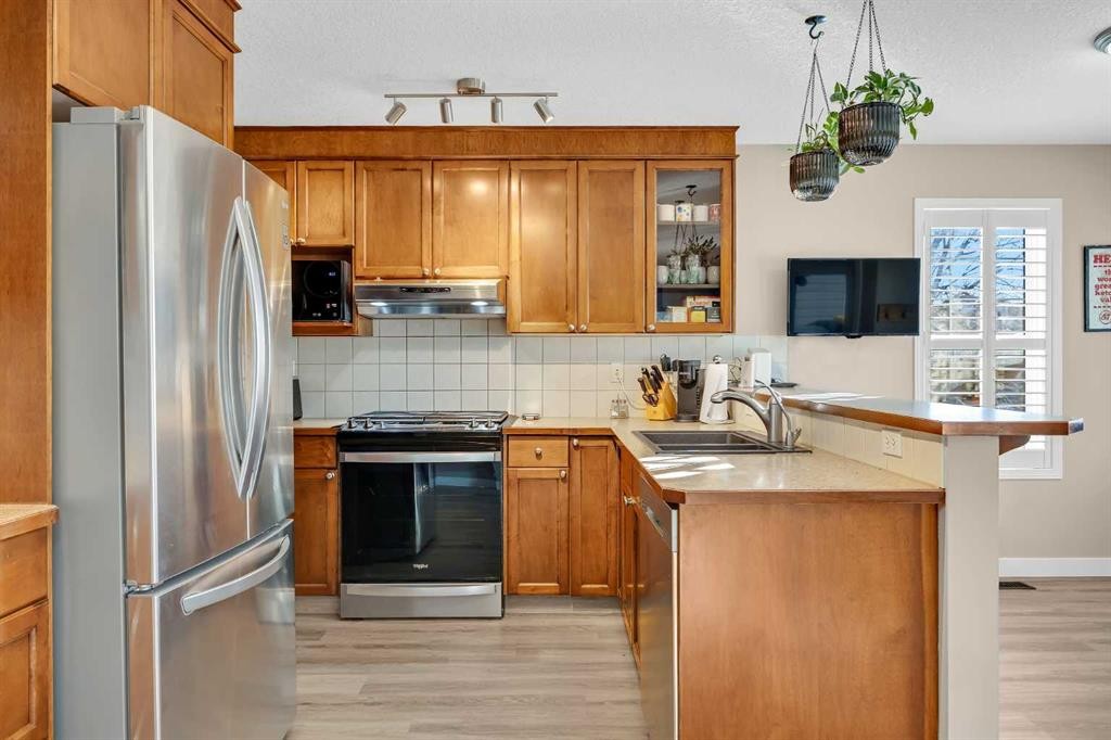 71 Eversyde Heath Sw, Calgary, AB - Indoor Photo Showing Kitchen With Double Sink