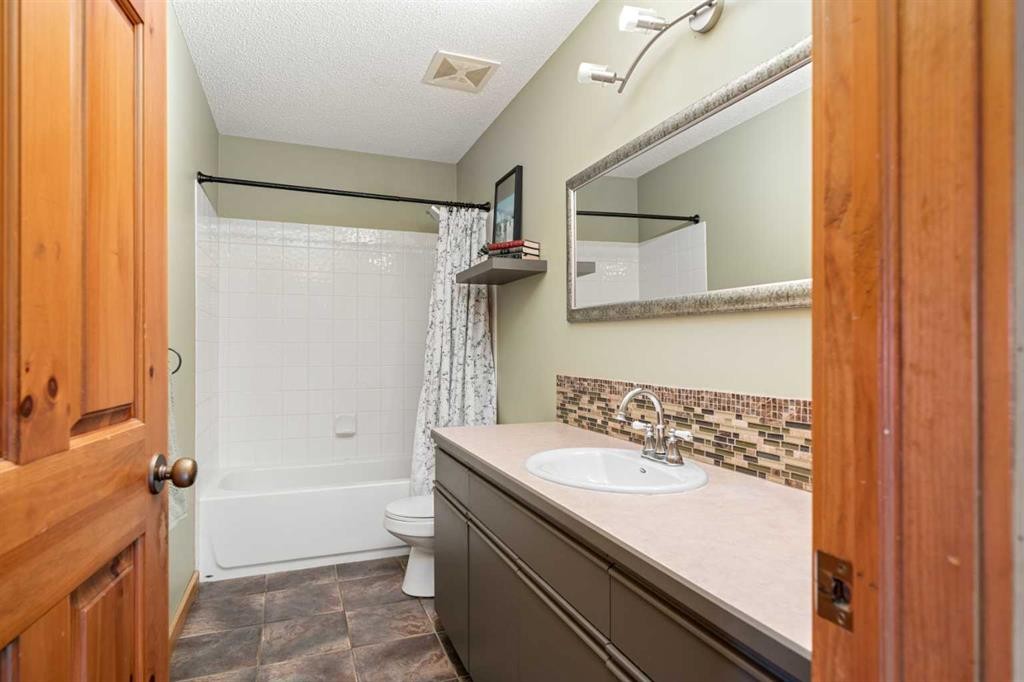 122 Hidden Creek Heights Nw, Calgary, AB - Indoor Photo Showing Bathroom