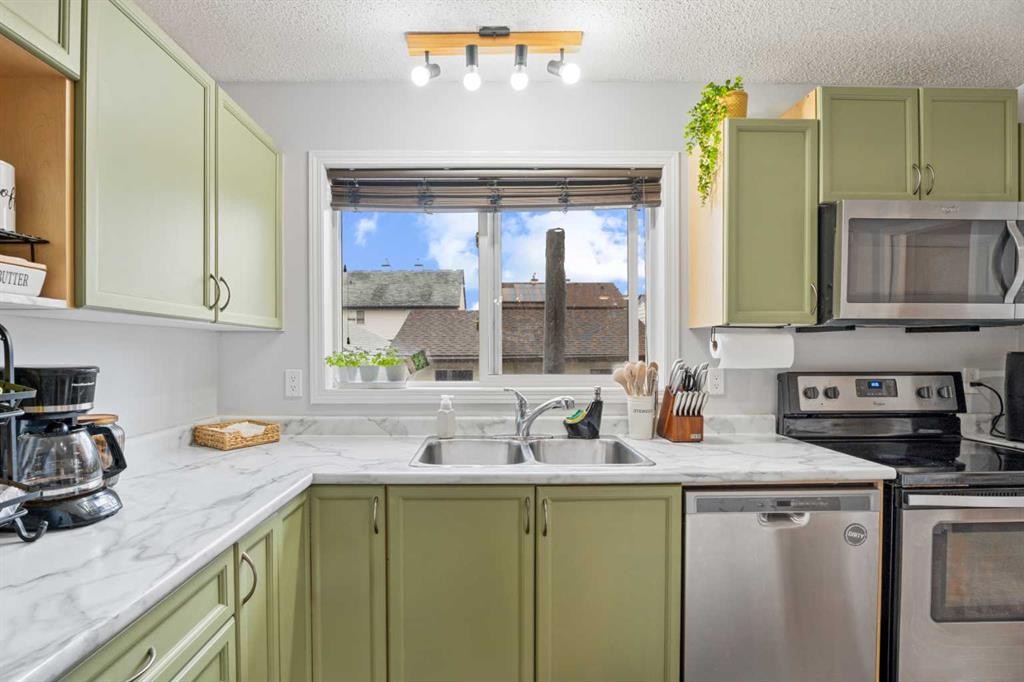 242 Elgin Place Se, Calgary, AB - Indoor Photo Showing Kitchen With Double Sink