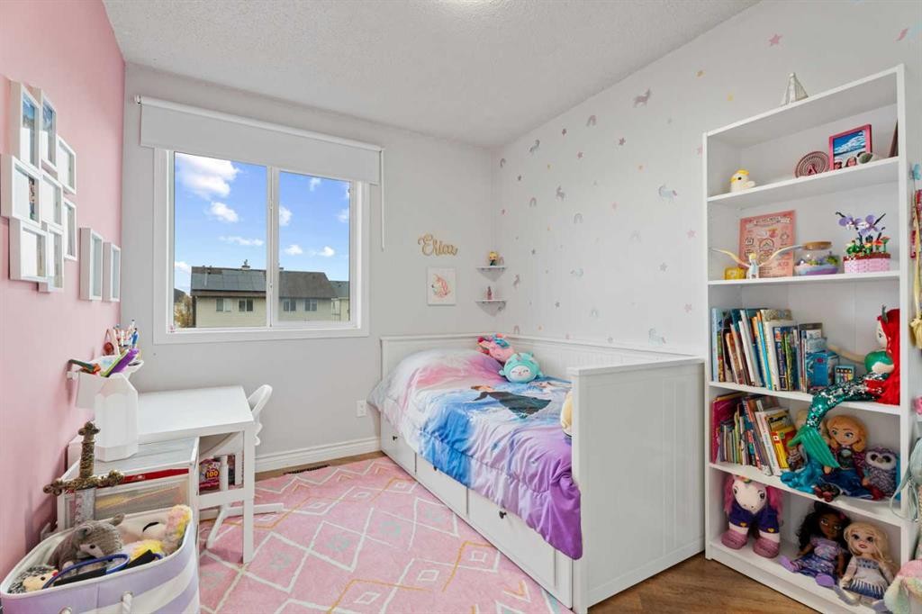 242 Elgin Place Se, Calgary, AB - Indoor Photo Showing Bedroom