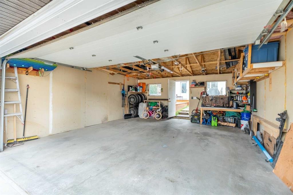 242 Elgin Place Se, Calgary, AB - Indoor Photo Showing Garage