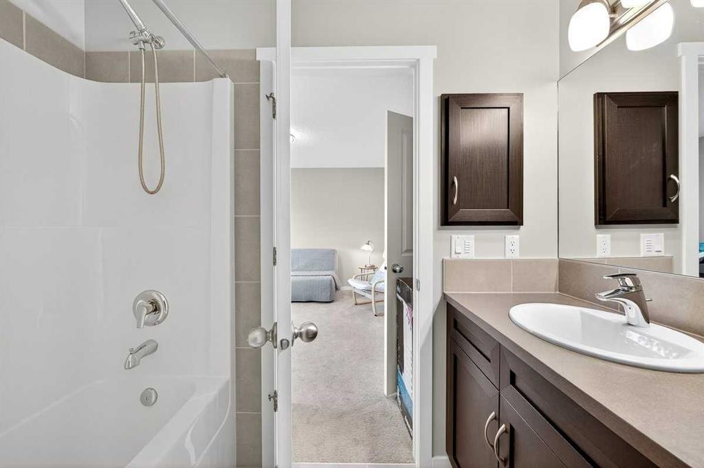 82 Mahogany Drive Se, Calgary, AB - Indoor Photo Showing Bathroom