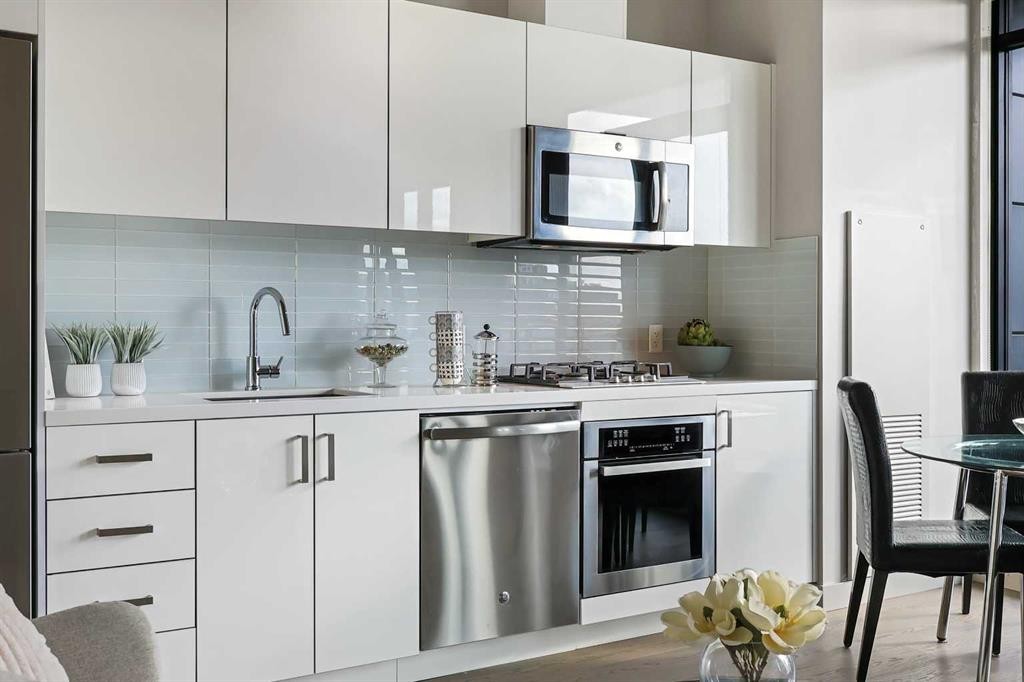 1207-1010 6 Street Sw, Calgary, AB - Indoor Photo Showing Kitchen With Upgraded Kitchen