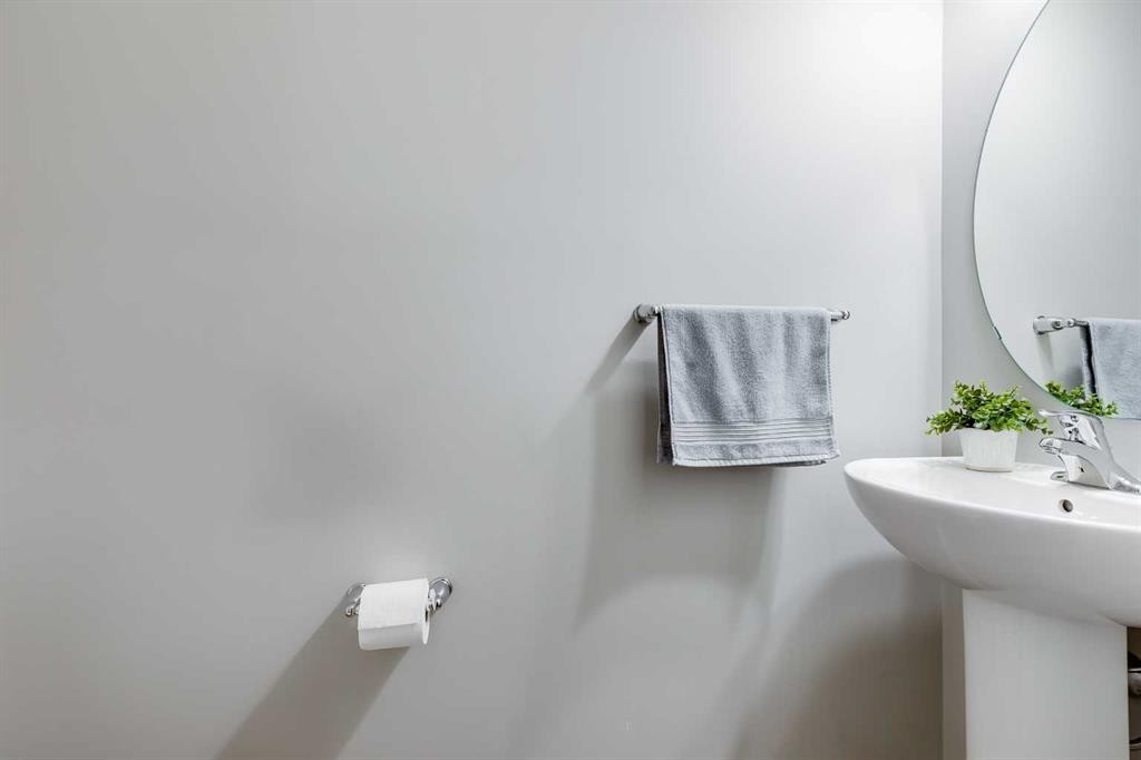 22 Osborne Common Sw, Airdrie, AB - Indoor Photo Showing Bathroom