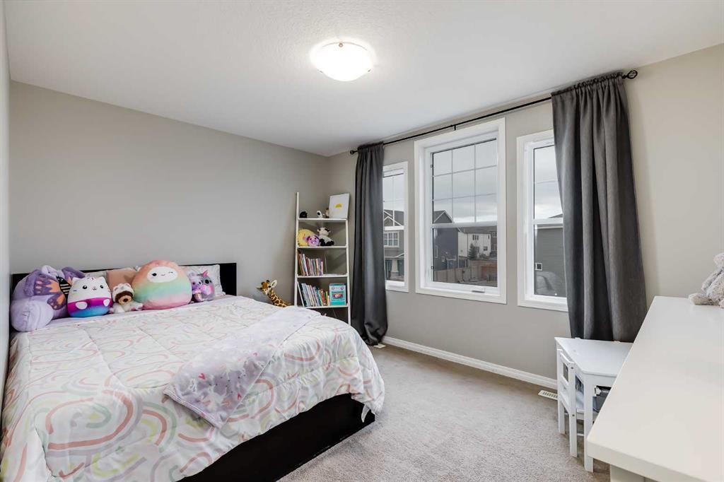 22 Osborne Common Sw, Airdrie, AB - Indoor Photo Showing Bedroom