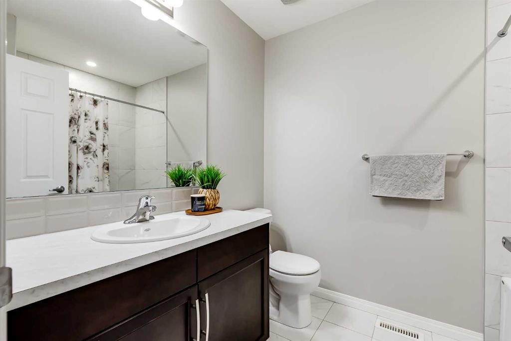 22 Osborne Common Sw, Airdrie, AB - Indoor Photo Showing Bathroom