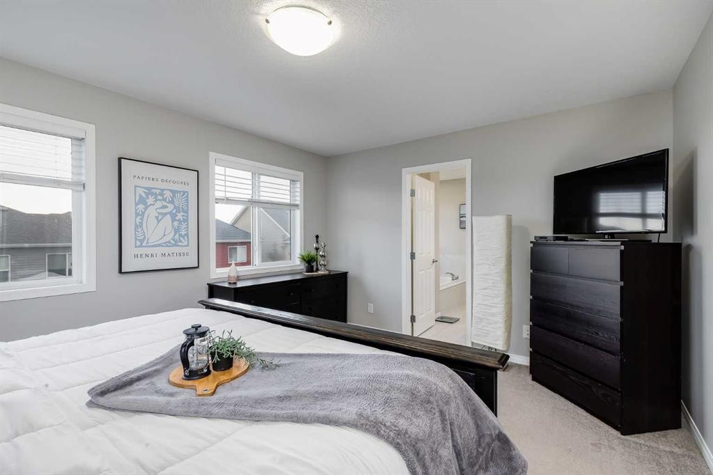 22 Osborne Common Sw, Airdrie, AB - Indoor Photo Showing Bedroom
