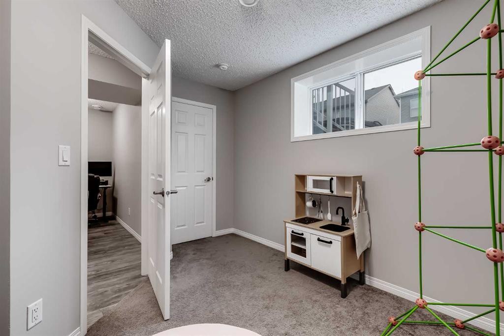 22 Osborne Common Sw, Airdrie, AB - Indoor Photo Showing Other Room