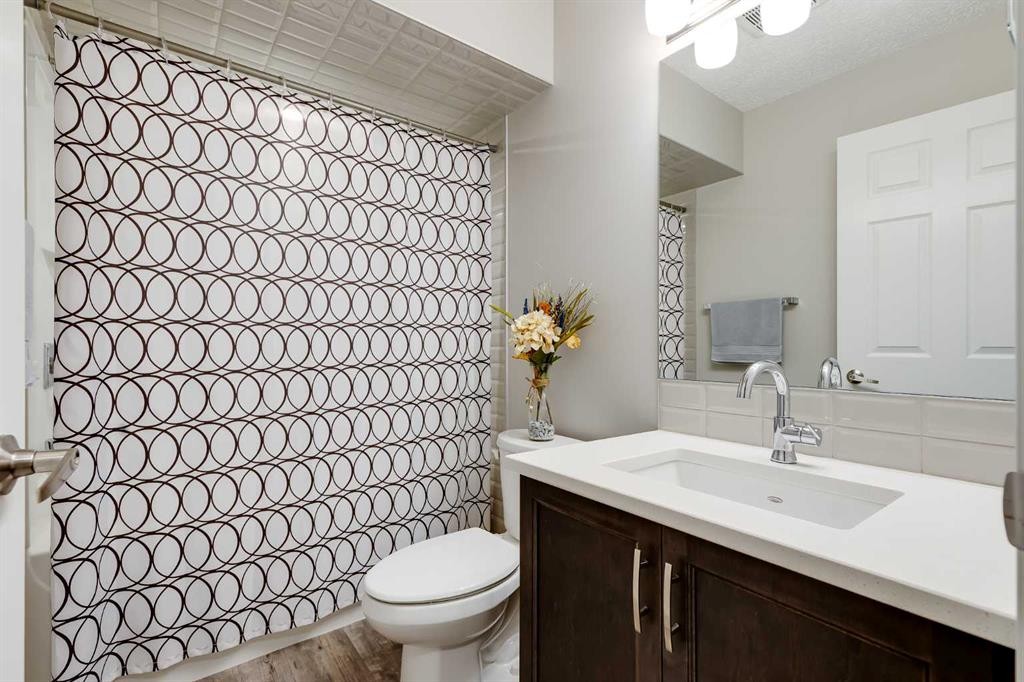 22 Osborne Common Sw, Airdrie, AB - Indoor Photo Showing Bathroom