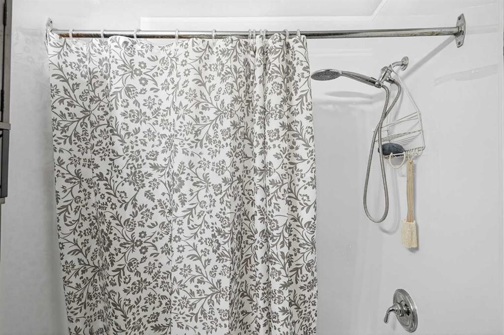 107 Mt Allan Circle Se, Calgary, AB - Photo Showing Bathroom