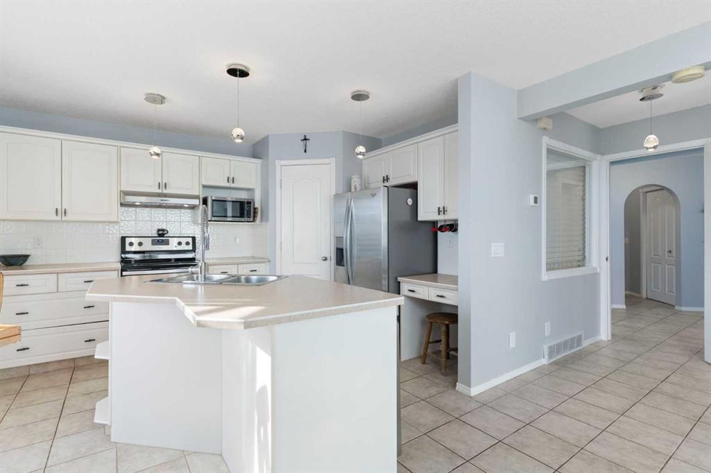 202 Schooner Close Nw, Calgary, AB - Indoor Photo Showing Kitchen