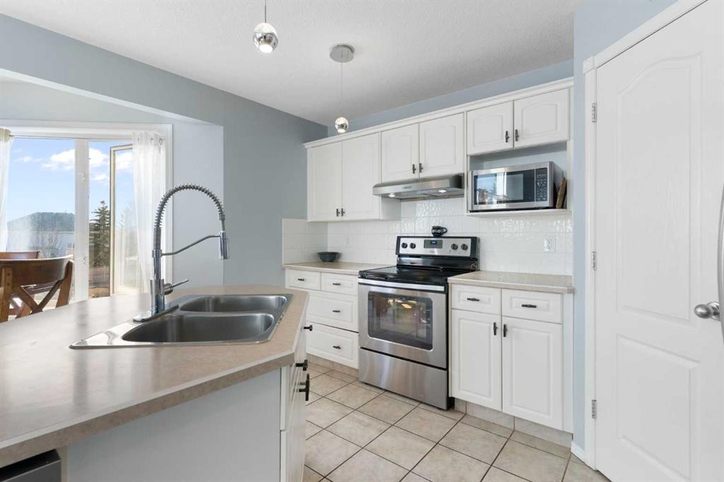 202 Schooner Close Nw, Calgary, AB - Indoor Photo Showing Kitchen With Stainless Steel Kitchen With Double Sink