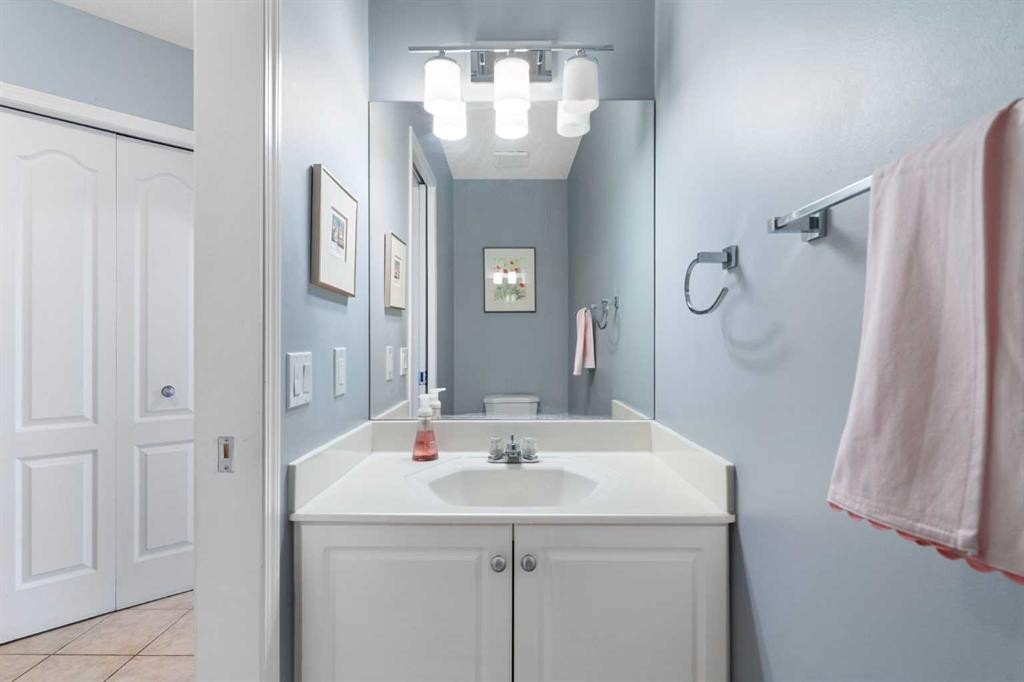 202 Schooner Close Nw, Calgary, AB - Indoor Photo Showing Bathroom