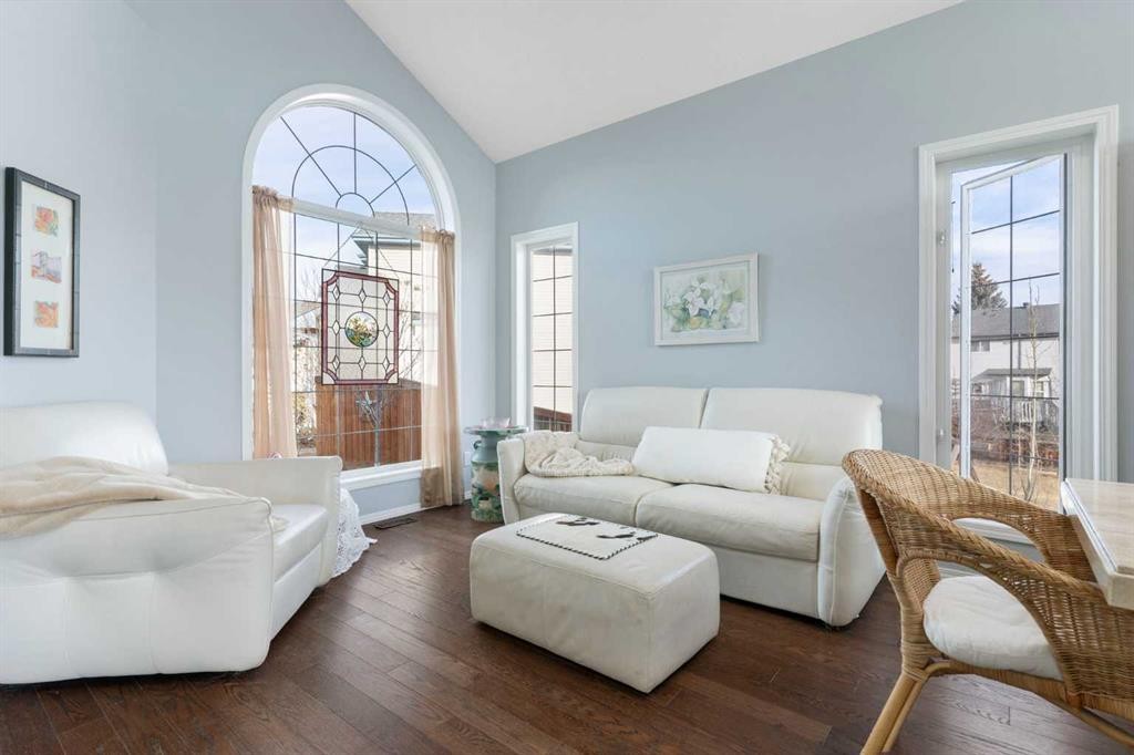 202 Schooner Close Nw, Calgary, AB - Indoor Photo Showing Living Room