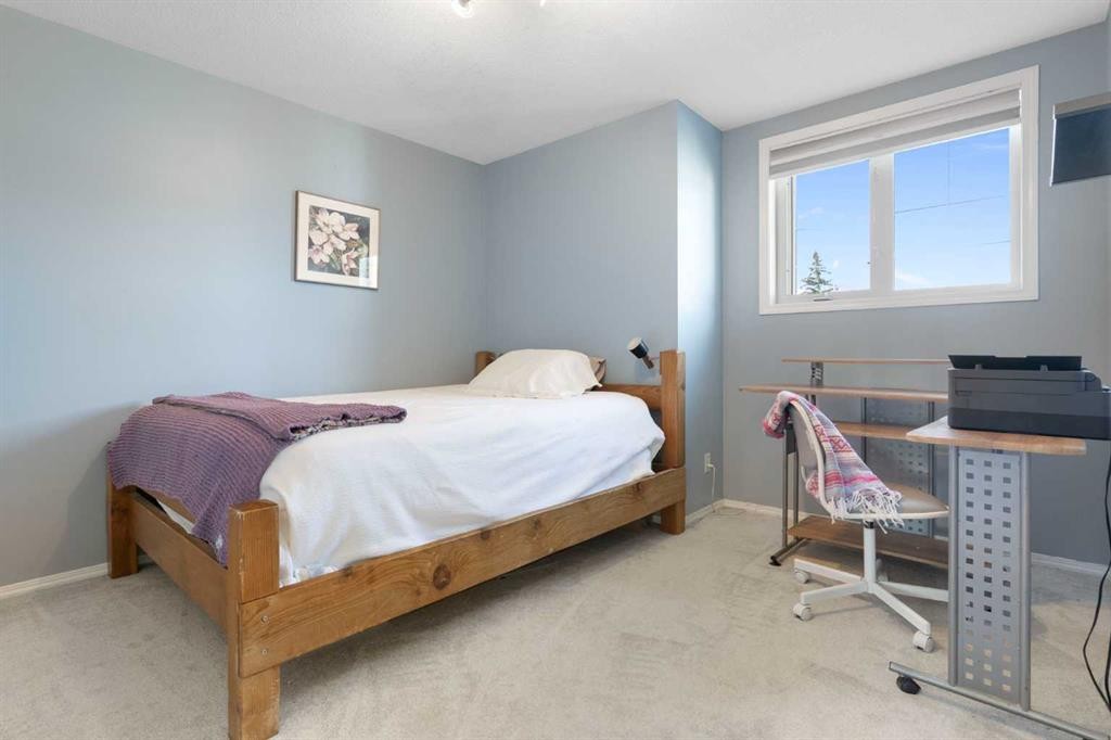202 Schooner Close Nw, Calgary, AB - Indoor Photo Showing Bedroom