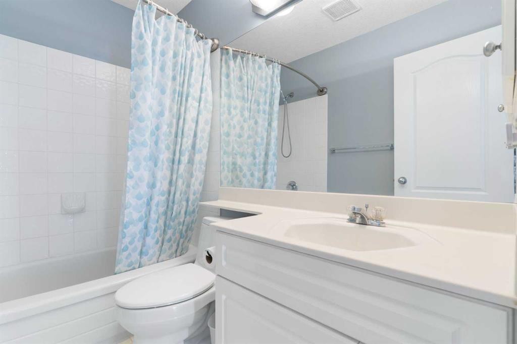 202 Schooner Close Nw, Calgary, AB - Indoor Photo Showing Bathroom